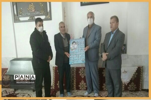 اهدا پوستر شهدای دانش آموز و معلم خلیل آبادبه خانواده آنان
