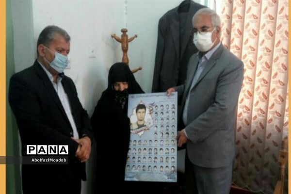 اهدا پوستر شهدای دانش آموز و معلم خلیل آبادبه خانواده آنان