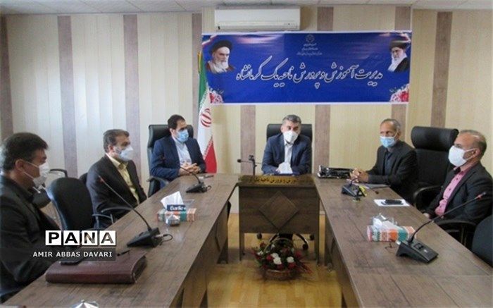 اهداء تبلت به دانش آموزان فعال و محروم از دسترسی به فضای آموزشی شاد