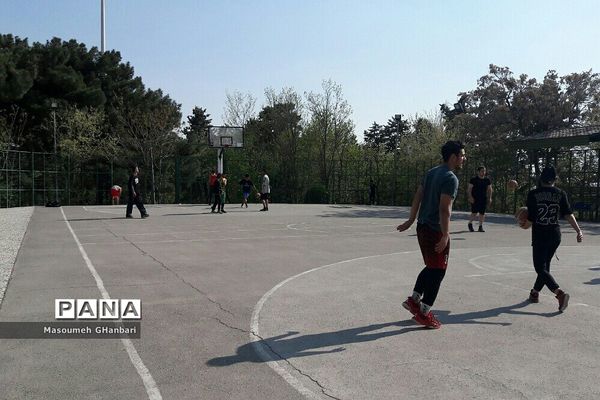 ورزشکاران رشته فوتبال و بسکتبال در پارک طالقانی