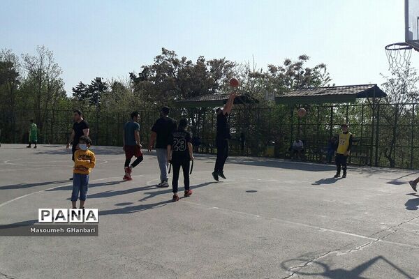 ورزشکاران رشته فوتبال و بسکتبال در پارک طالقانی