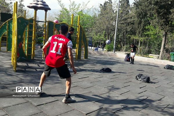 ورزشکاران رشته فوتبال و بسکتبال در پارک طالقانی