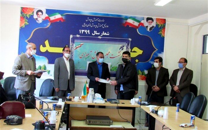 تجلیل از مربیان و دانش آموزان پیشتاز منطقه گرمی