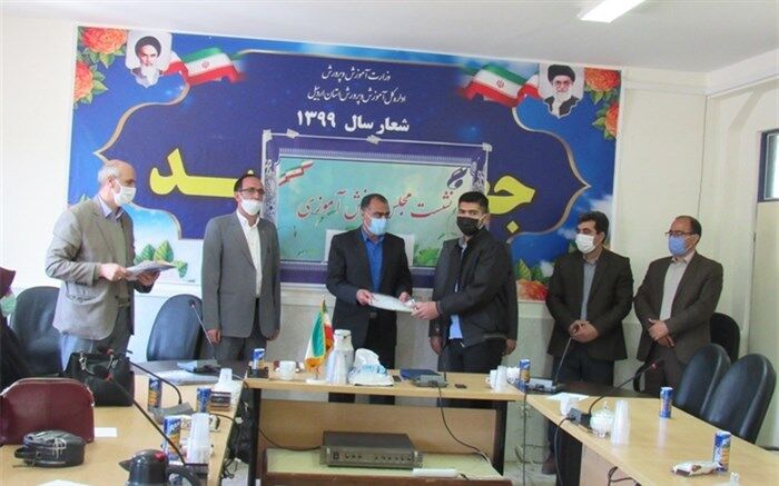تجلیل از مربیان و دانش آموزان پیشتاز منطقه گرمی
