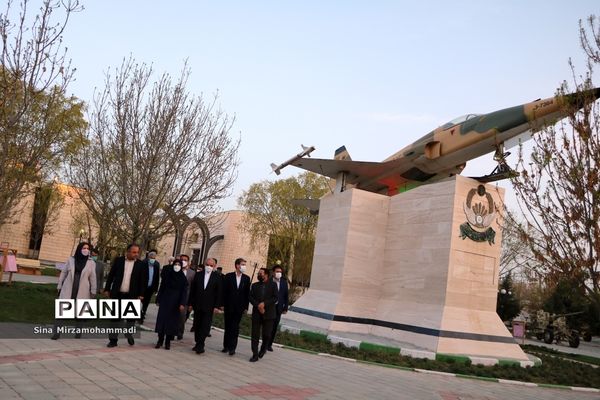 بازدید وزیر آموزش و پرورش از موزه دفاع مقدس آذربایجان غربی