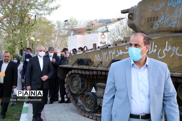 بازدید وزیر آموزش و پرورش از موزه دفاع مقدس آذربایجان غربی