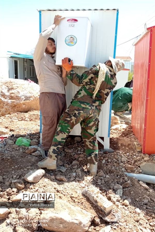 کمک رسانی نیروهای کمیته خادمین شهدای کرمانشاه به مناطق زلزله زده سیسخت (دنا)