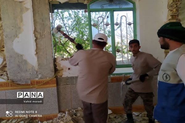 کمک رسانی نیروهای کمیته خادمین شهدای کرمانشاه به مناطق زلزله زده سیسخت (دنا)