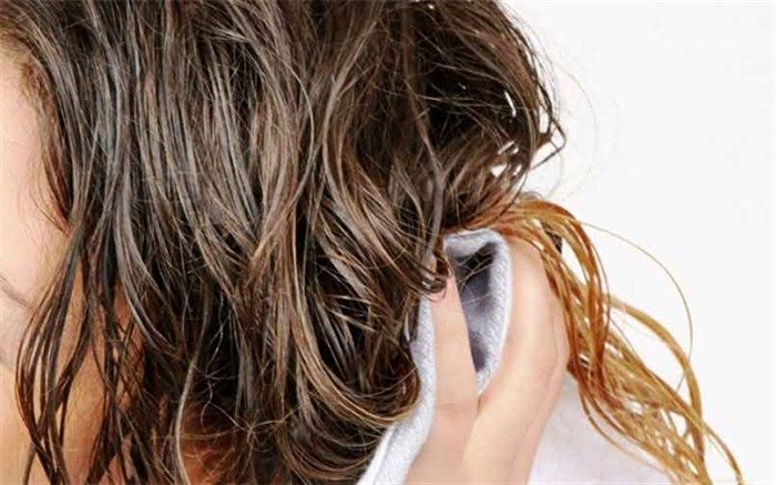 خوابیدن با موهای مرطوب چه عواقبی دارد؟
