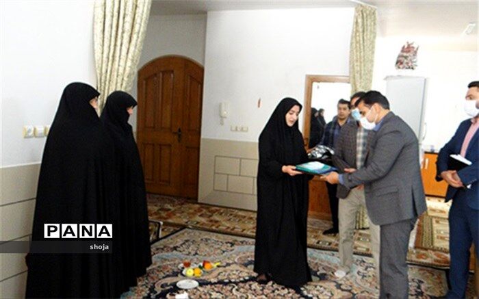 دیدار مدیرآموزش و پرورش فلاورجان با خانوداه فرهنگی مرحوم مهدی دوستی