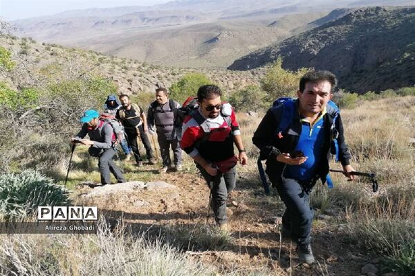 صعود تیم کوهنوردی فرهنگیان فارس به قله دال نشین در شهرستان ارسنجان