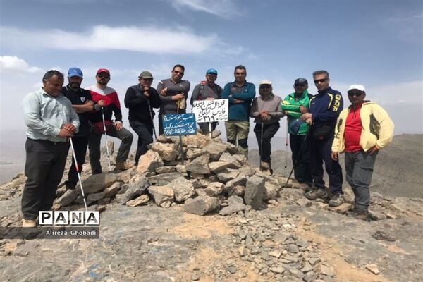 صعود تیم کوهنوردی فرهنگیان فارس به قله دال نشین در شهرستان ارسنجان