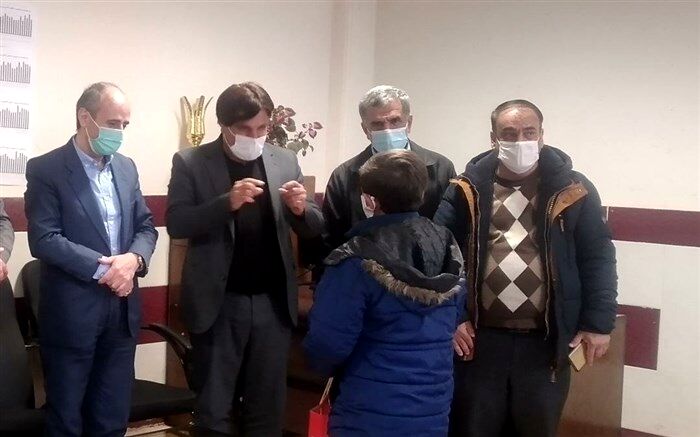 روایت معلم خیر خوزستانی که به دانش‌آموزان محروم قزوین 100 تبلت اهدا کرد