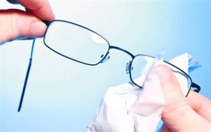 چگونه  شیشه عینک را تمیز کنیم