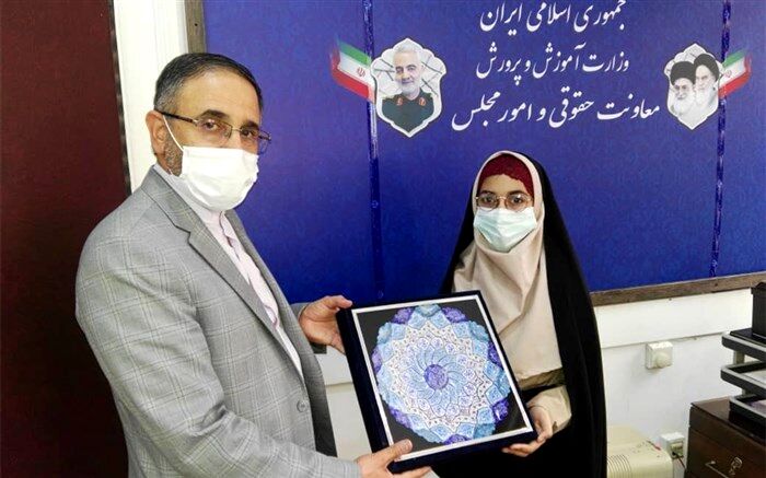 تجلیل معاون حقوقی و امور مجلس از «دانش‌آموز قصه‌گو و مروج برتر کتاب‌خوانی کشور»