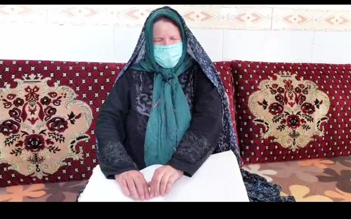 خانم نابینایی که کلاس قرآن برگزار می‌کند