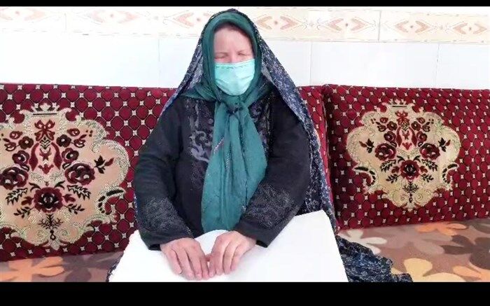 خانم نابینایی که کلاس قرآن برگزار می‌کند