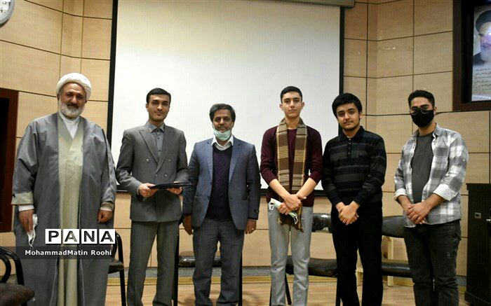 برگزاری مسابقات حفظ قرآن کریم در دبیرستان شاهد فردوسی ناحیه ۲ مشهد