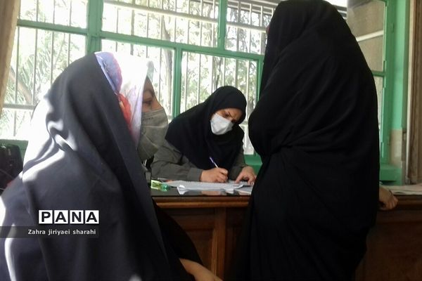 ستاد ثبت نام دانش‌آموزان مدرسه حدیث‌کساءخاورشهر