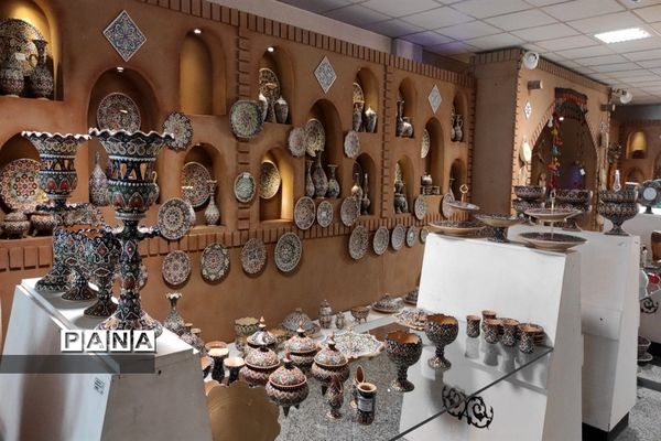 اشتغال زایی برای بانوان سرپرست خانوار در فروشگاه صنایع دستی دست آفرین منطقه ۱۴