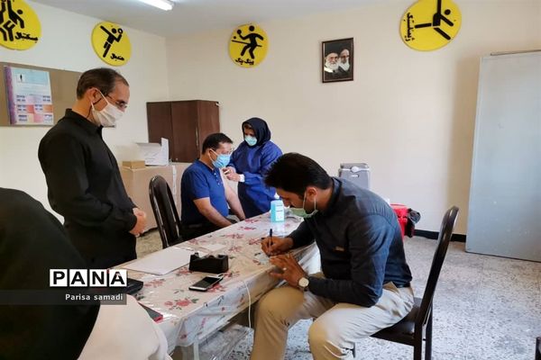 تزریق واکسن کرونا به عوامل اجرایی سیزدهمین دوره انتخابات ریاست جمهوری در منطقه ۱۳