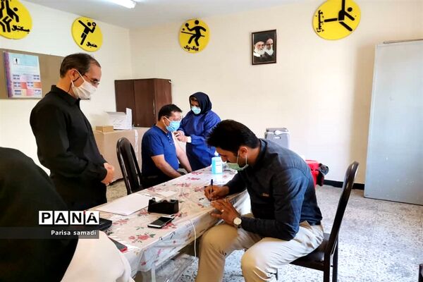 تزریق واکسن کرونا به عوامل اجرایی سیزدهمین دوره انتخابات ریاست جمهوری در منطقه ۱۳