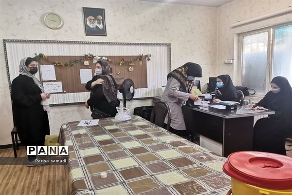 تزریق واکسن کرونا به عوامل اجرایی سیزدهمین دوره انتخابات ریاست جمهوری در منطقه ۱۳