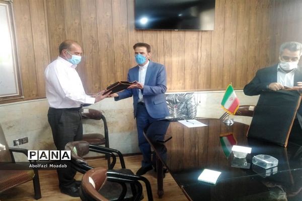 تقدیرازکارکنان اداره صمت در روز ملی صنعت ومعدن