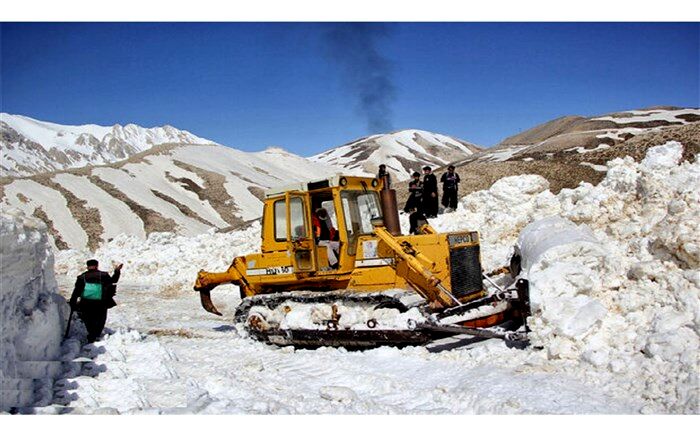 آغاز عملیات برفروبی دامنه‌های سبلان در روز‌های گرم تابستان