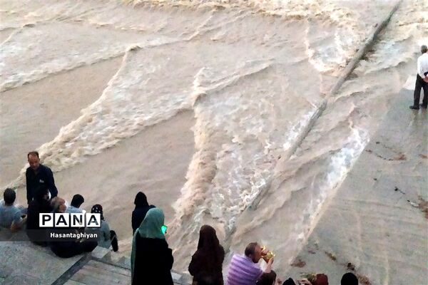 جاری شدن زاینده رود در اصفهان