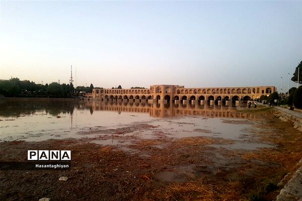 جاری شدن زاینده رود در اصفهان