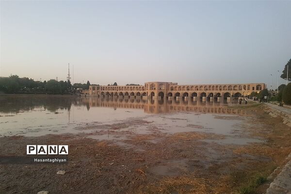 جاری شدن زاینده رود در اصفهان