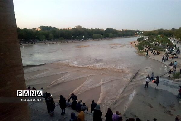 جاری شدن زاینده رود در اصفهان