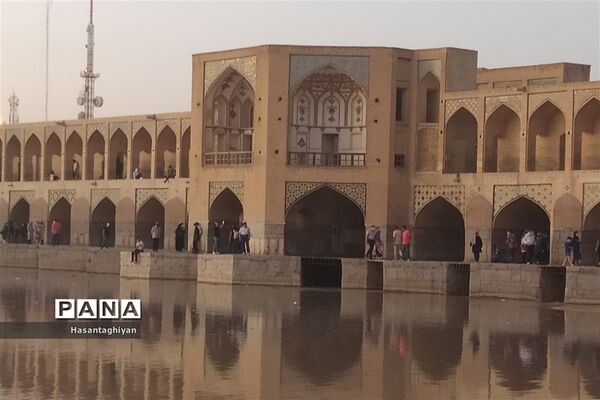 جاری شدن زاینده رود در اصفهان