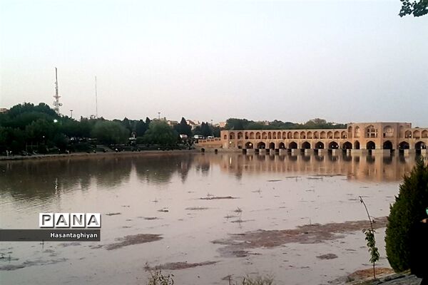 جاری شدن زاینده رود در اصفهان