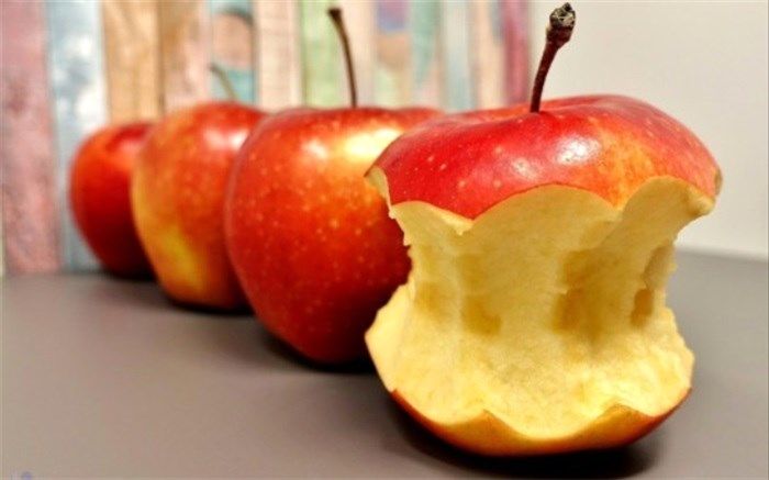 چرا سیب گاز خورده، زرد رنگ می‌شود؟