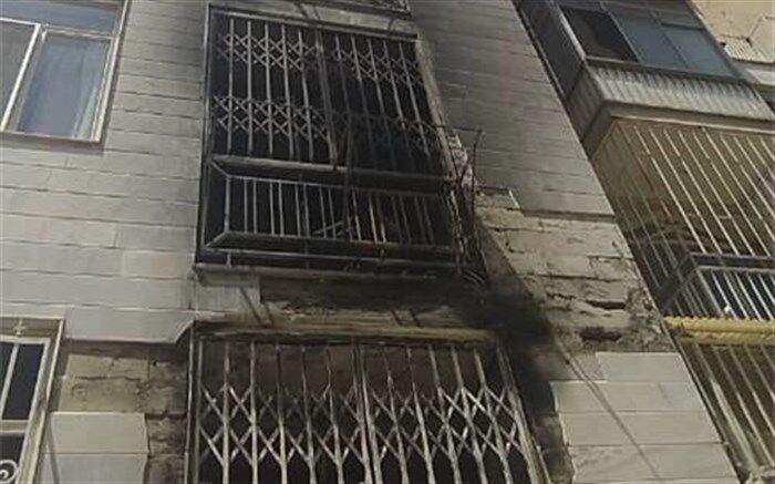 ١٠ نفر از حریق ساختمان مسکونی نجات یافتند