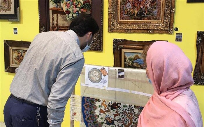 تابلوفرش‌های دستباف هنرمندان گیلانی در ویترین نمایشگاه