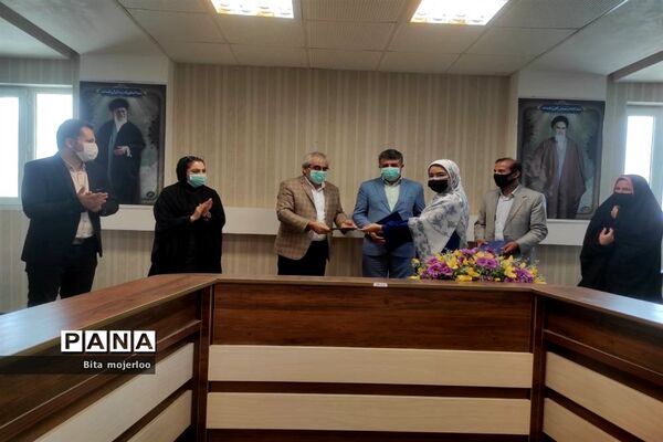 تقدیر از دانش‌آموز برگزیده مسابقه نقاشی شهر صلح‌آمیز ۲۰۲۰ ژاپن