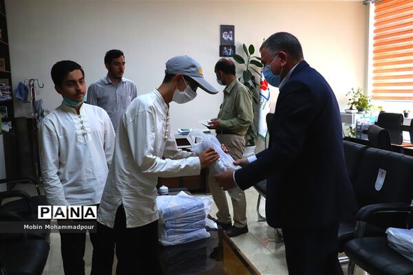 تجلیل معاون پرورشی اداره کل آموزش و پرورش آذربایجان شرقی ازگروه سرود منتخب کشوری