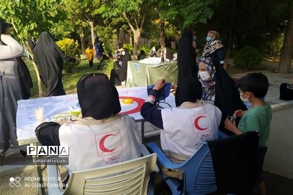برگزاری ایستگاه سلامت و کنترل قند و فشار خون در شهرستان رباط کریم