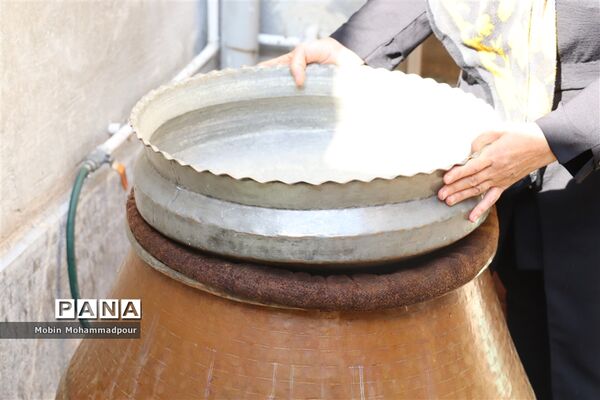 عرق گیری گیاه شاه اسپرم به روش سنتی  در تبریز
