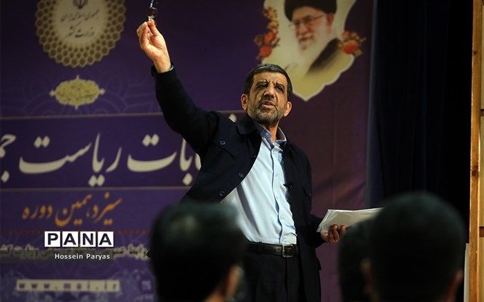 ضرغامی: سهم‌خواهی‌های تنفربرانگیز را کنار بگذاریم و زیر میز بزنیم