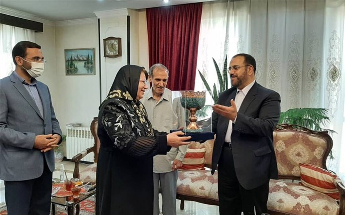 دیدار صمیمی معاون پارلمانی رییس جمهور با معلم دوران ابتدایی اش