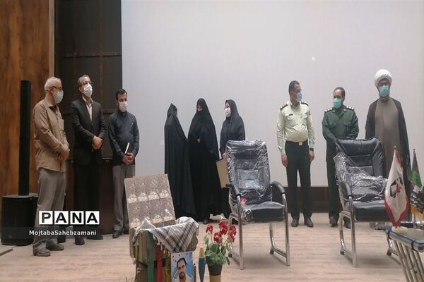 رونمایی از کتاب هفت شاخ زندگینامه شهید محمد حکیمی در سینما ایران کاشمر