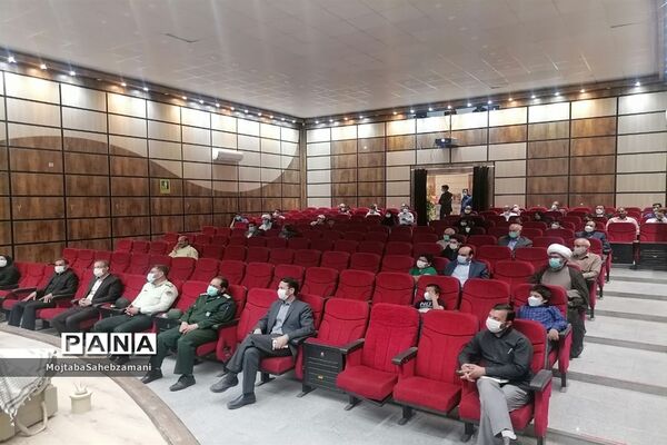 رونمایی از کتاب هفت شاخ زندگینامه شهید محمد حکیمی در سینما ایران کاشمر