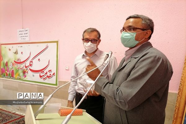 مراسم اهدای جوایز به دانش آموزان برتر آموزشی و پرورشی در دبیرستان امام خمینی( ره)