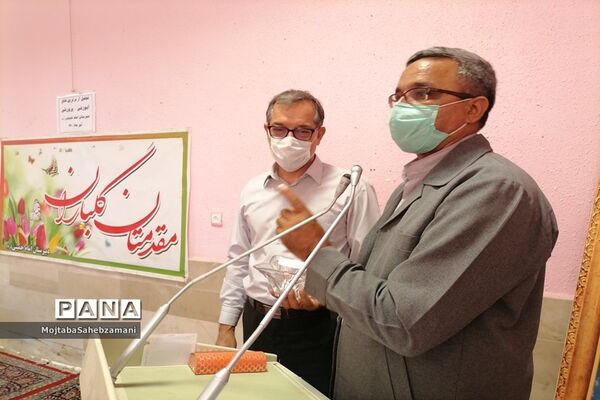 مراسم اهدای جوایز به دانش آموزان برتر آموزشی و پرورشی در دبیرستان امام خمینی( ره)
