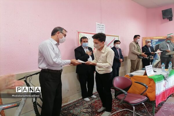 مراسم اهدای جوایز به دانش آموزان برتر آموزشی و پرورشی در دبیرستان امام خمینی( ره)