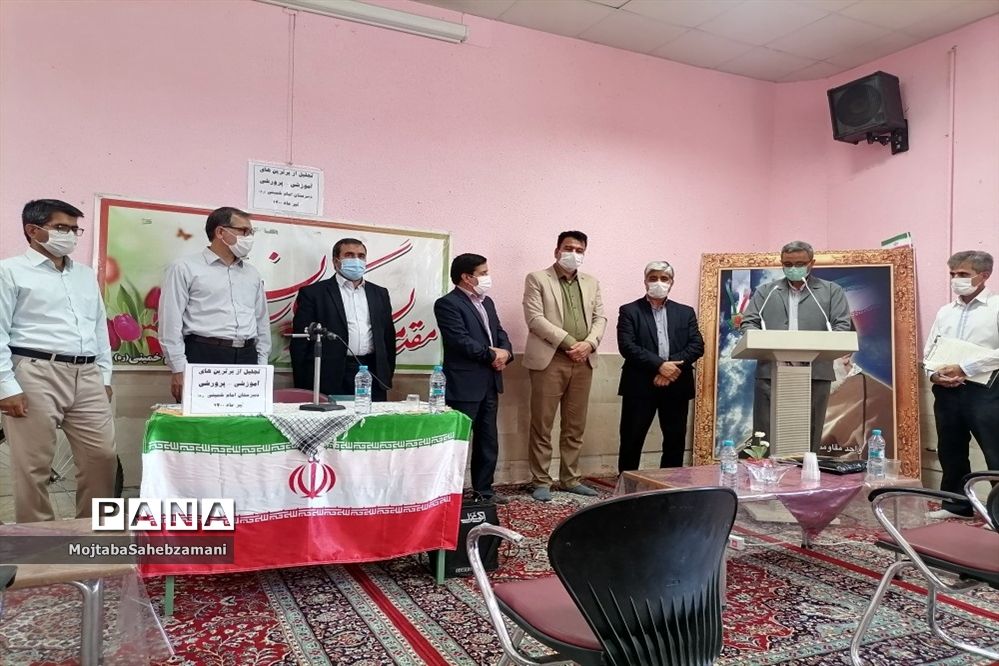 مراسم اهدای جوایز به دانش آموزان برتر آموزشی و پرورشی در دبیرستان امام خمینی( ره)